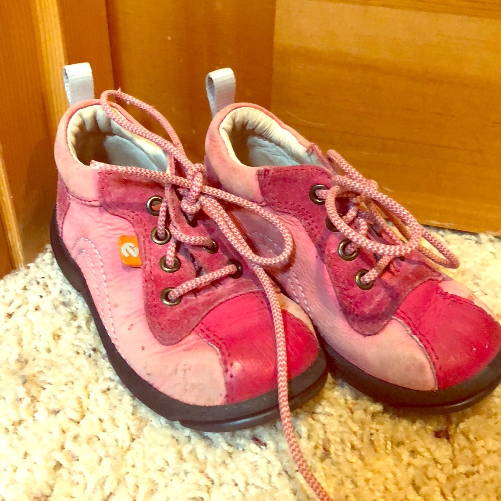 Echo pink leather shoes!